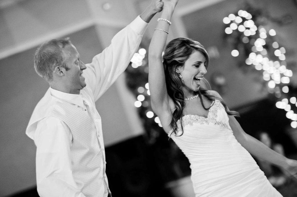 marito e moglie ballano felici e rilassati nel giorno del loto matrimonio