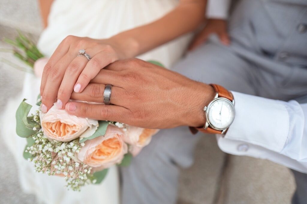 hands-of-the-bride-and-groom