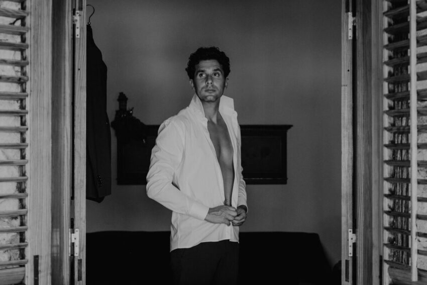 Tips for the groom: watch, suit, bouquet