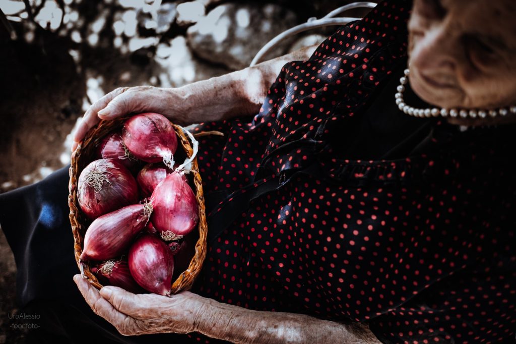 old-Sicilian-woman-with-onion-basket