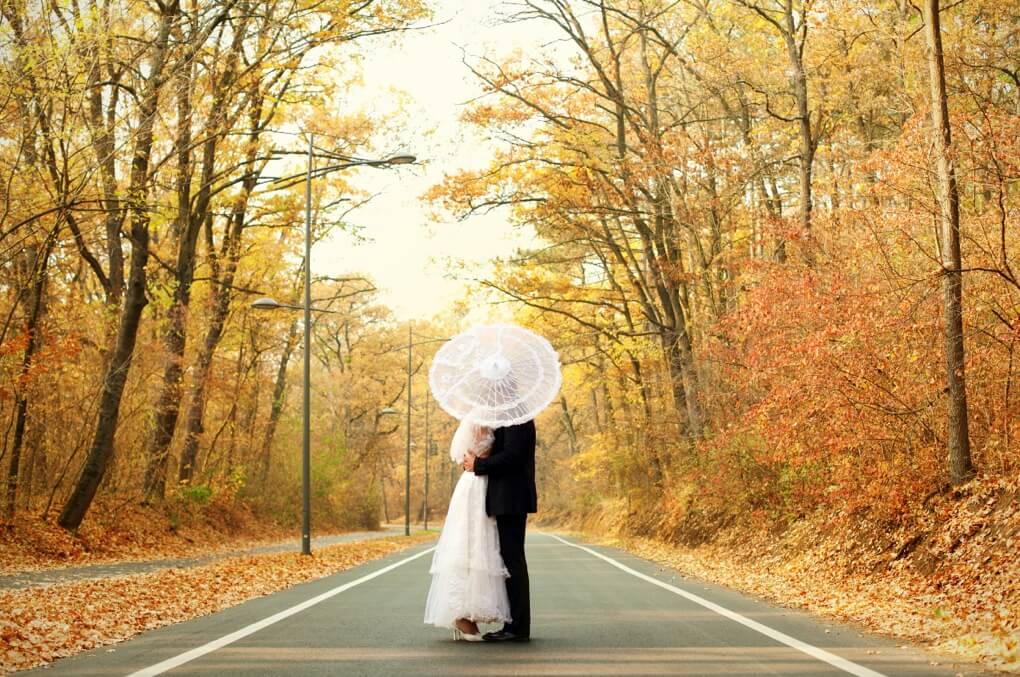 sposi-sul-viale-alberato-in-autunno